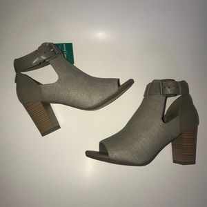New Sole Senseability peep toe ankle booties 7.5